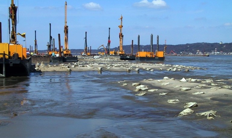 Ringtrac® geotextile encased sand columns at Muhlenberger Loch. Courtesy Huesker, Inc.