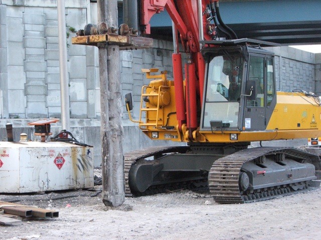 VCC vibratory rig. Courtesy of James Collin, The Collin Group. VCC vibratory rig. Courtesy of James Collin, The Collin Group.