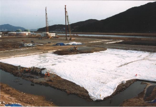 Sand platform and geotextile. Courtesy of DGI-Menard, Inc. Sand platform and geotextile. Courtesy of DGI-Menard, Inc.